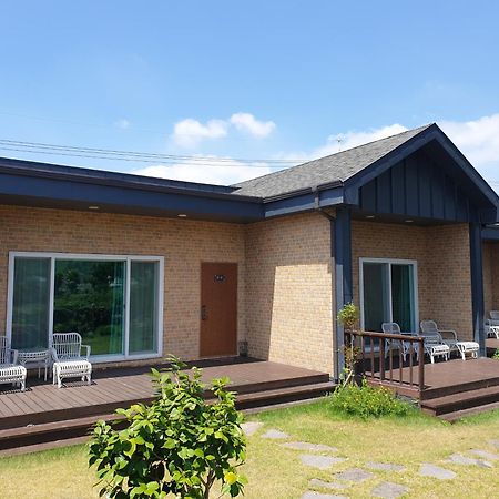 Wind Jeju Cafe & Pension Сеогвипо Екстериор снимка