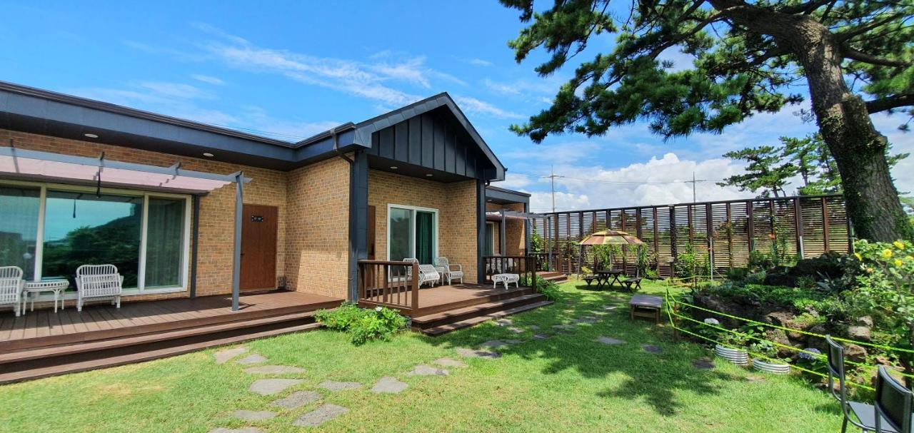 Wind Jeju Cafe & Pension Сеогвипо Екстериор снимка