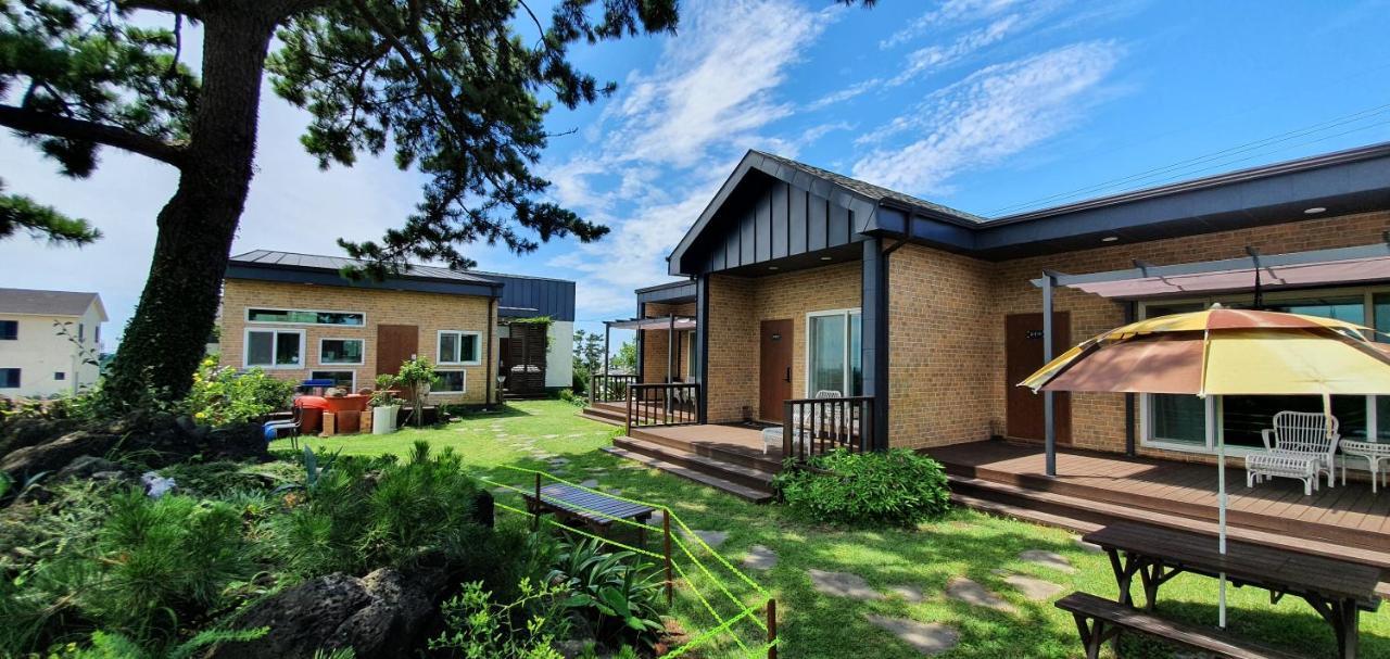 Wind Jeju Cafe & Pension Сеогвипо Екстериор снимка