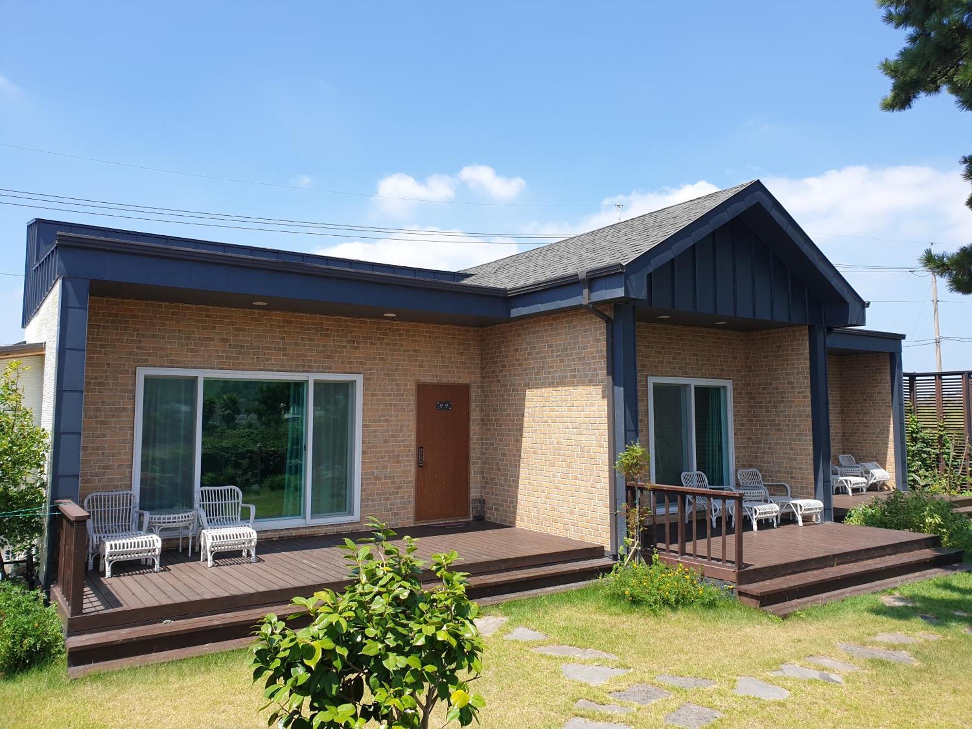 Wind Jeju Cafe & Pension Сеогвипо Екстериор снимка