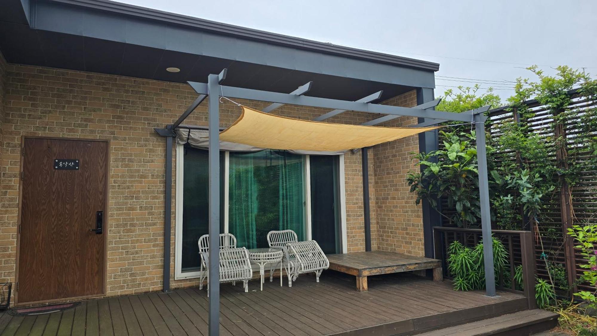 Wind Jeju Cafe & Pension Сеогвипо Екстериор снимка
