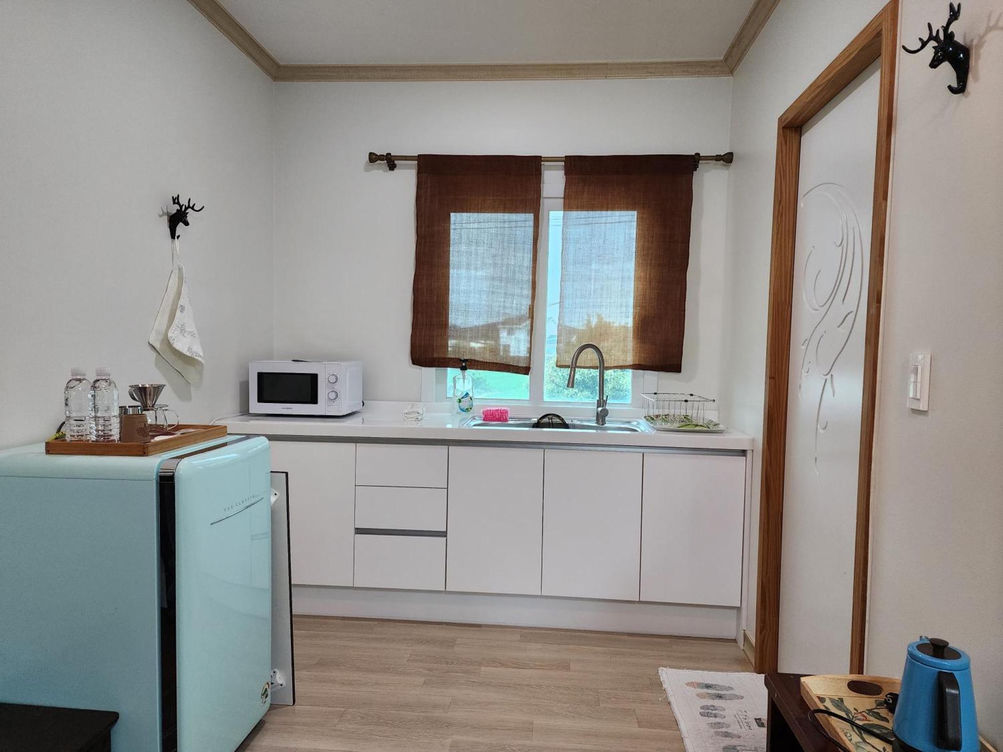 Wind Jeju Cafe & Pension Сеогвипо Екстериор снимка