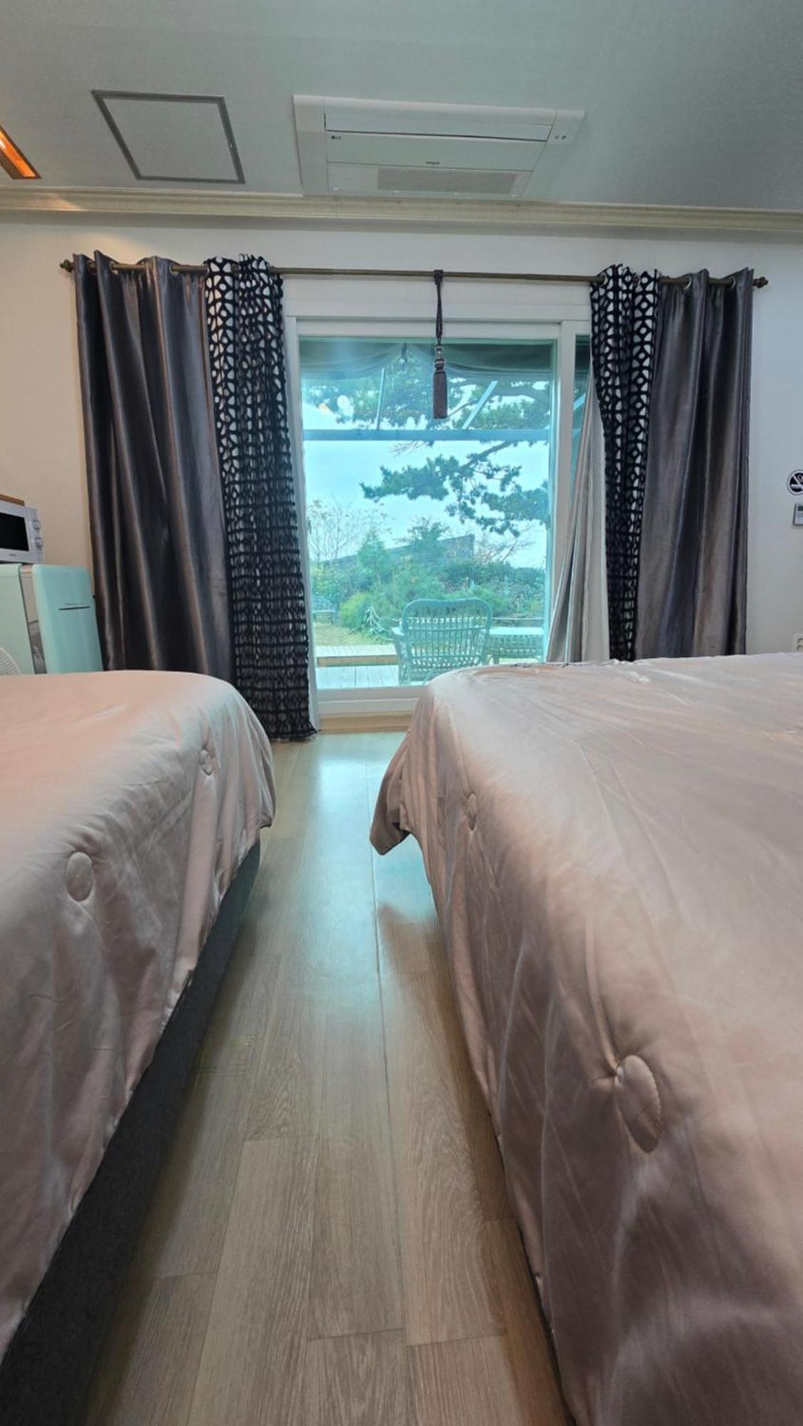 Wind Jeju Cafe & Pension Сеогвипо Екстериор снимка