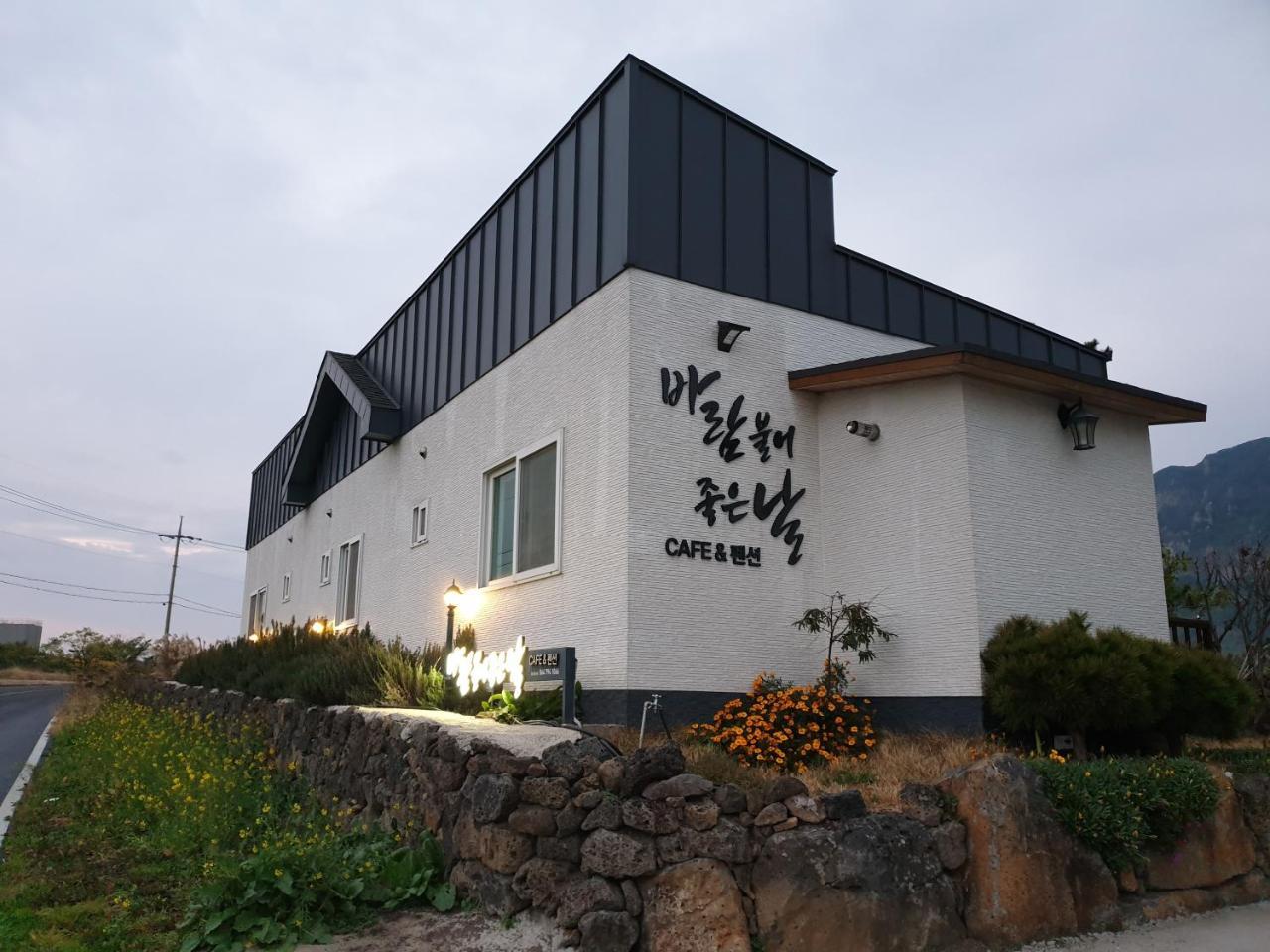 Wind Jeju Cafe & Pension Сеогвипо Екстериор снимка