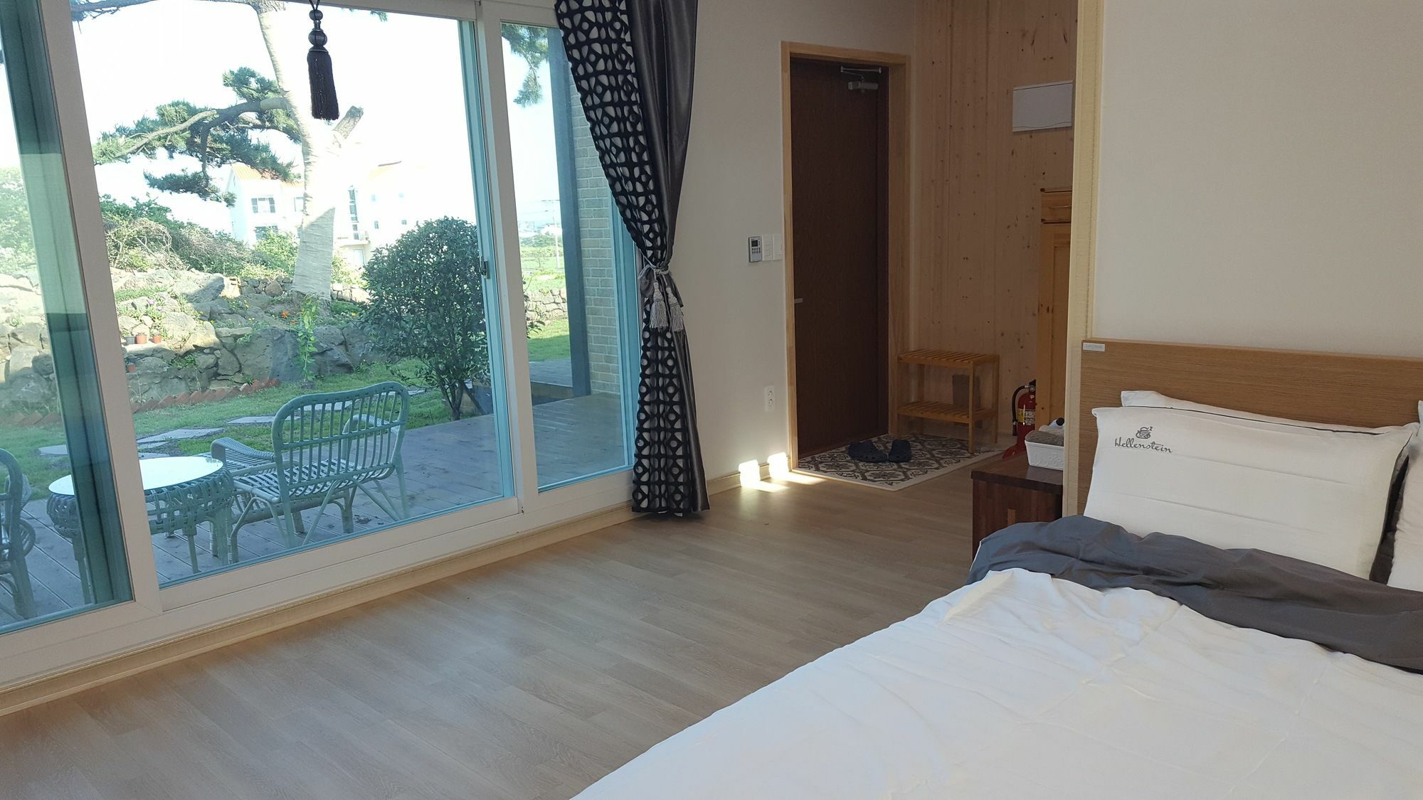 Wind Jeju Cafe & Pension Сеогвипо Екстериор снимка