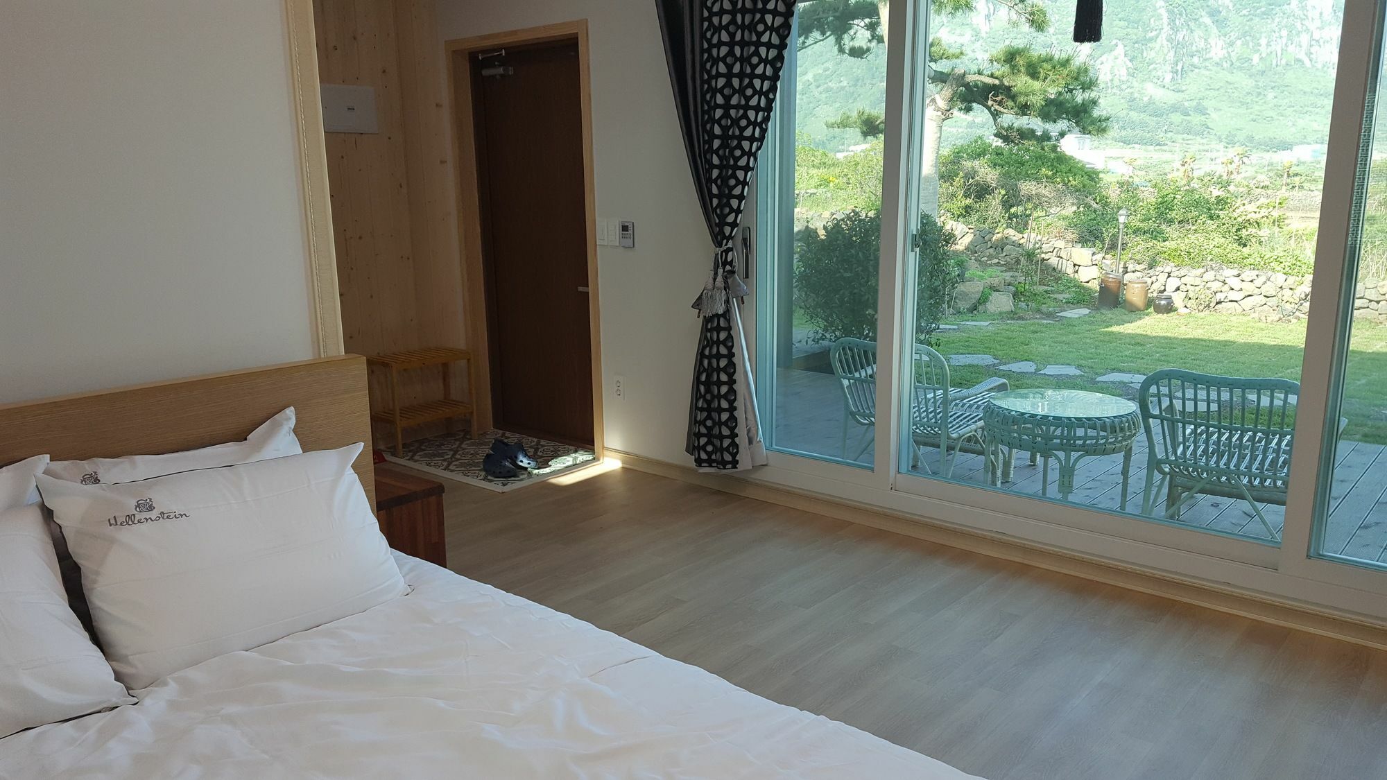 Wind Jeju Cafe & Pension Сеогвипо Екстериор снимка