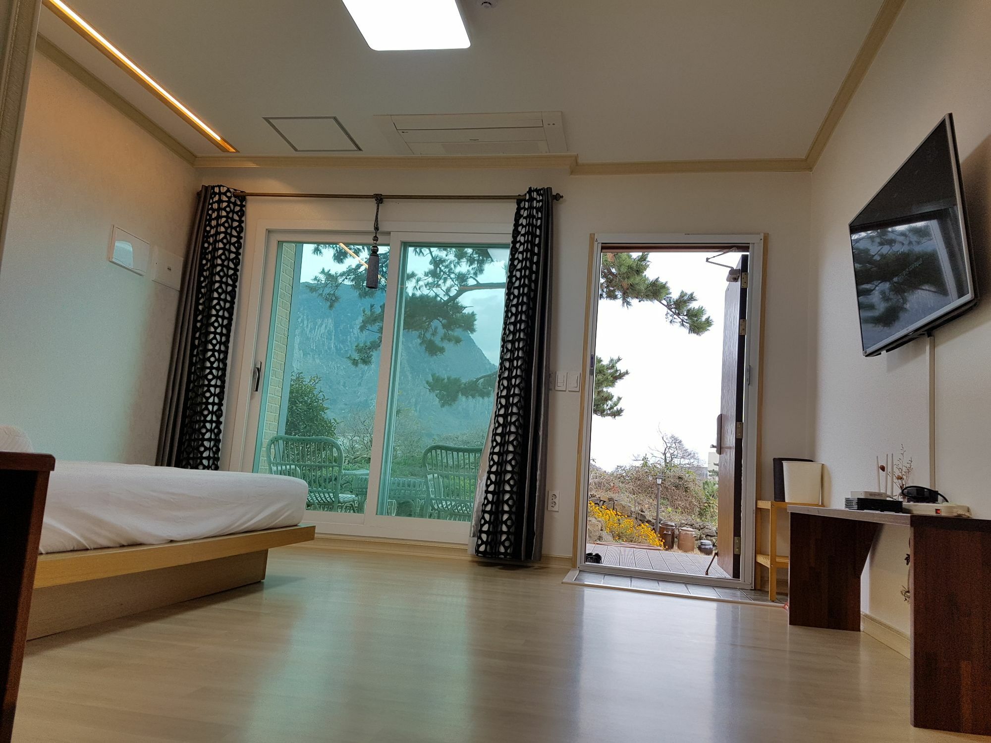 Wind Jeju Cafe & Pension Сеогвипо Екстериор снимка