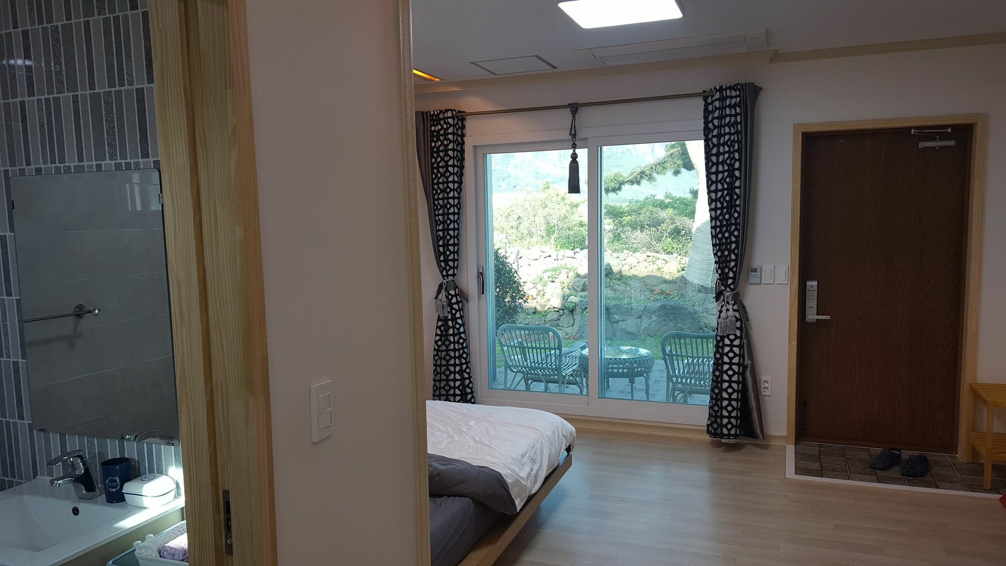 Wind Jeju Cafe & Pension Сеогвипо Екстериор снимка