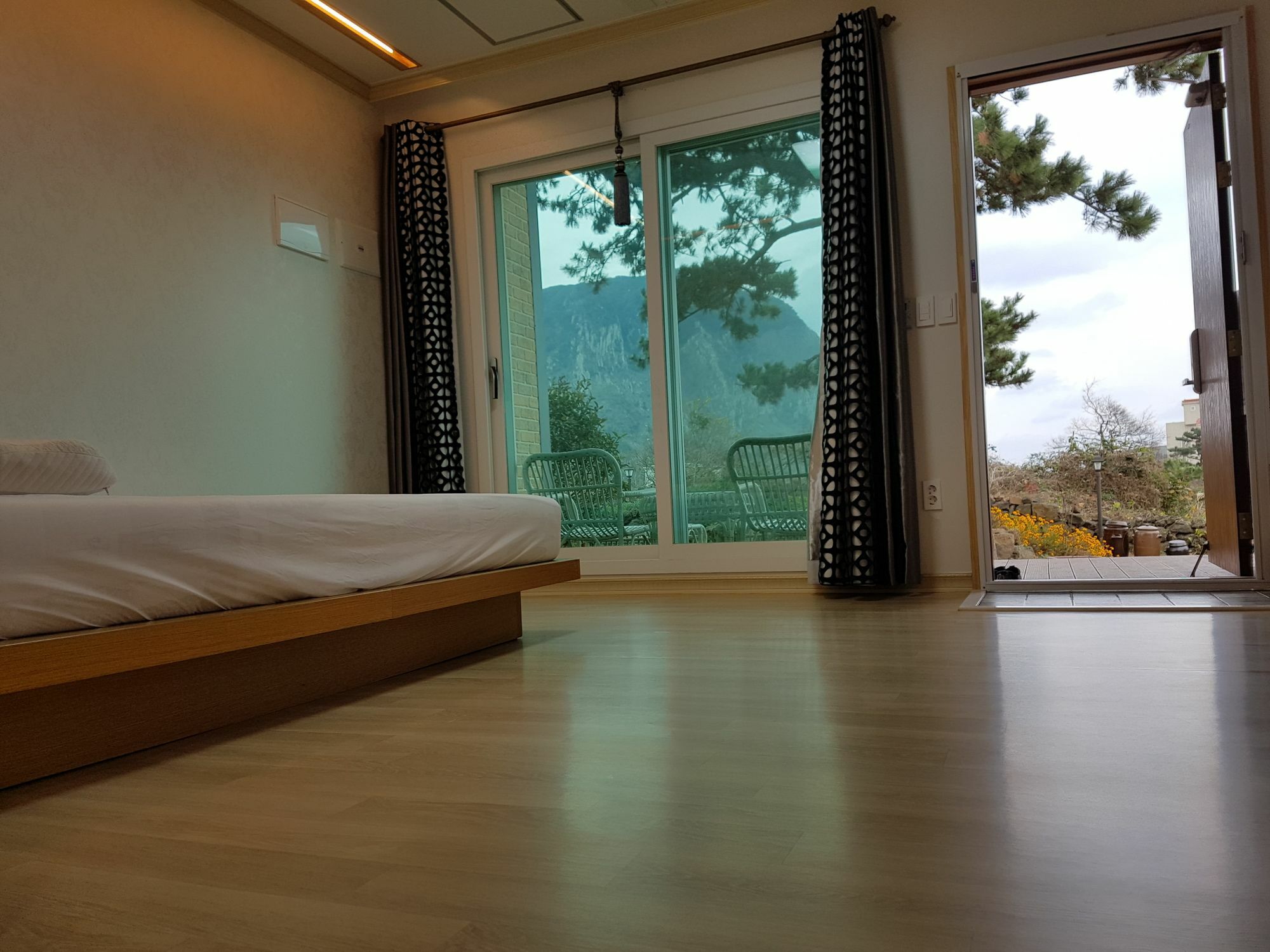 Wind Jeju Cafe & Pension Сеогвипо Екстериор снимка