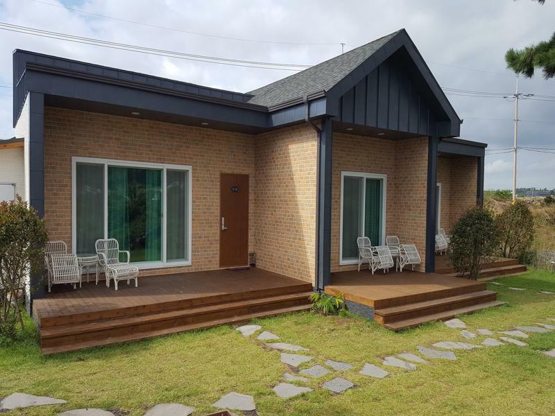 Wind Jeju Cafe & Pension Сеогвипо Екстериор снимка