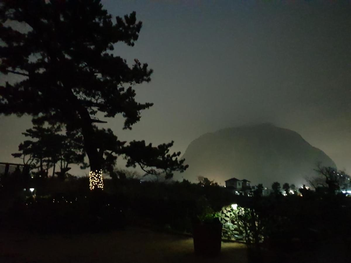 Wind Jeju Cafe & Pension Сеогвипо Екстериор снимка