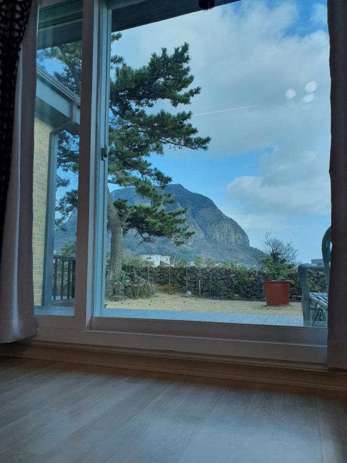 Wind Jeju Cafe & Pension Сеогвипо Екстериор снимка