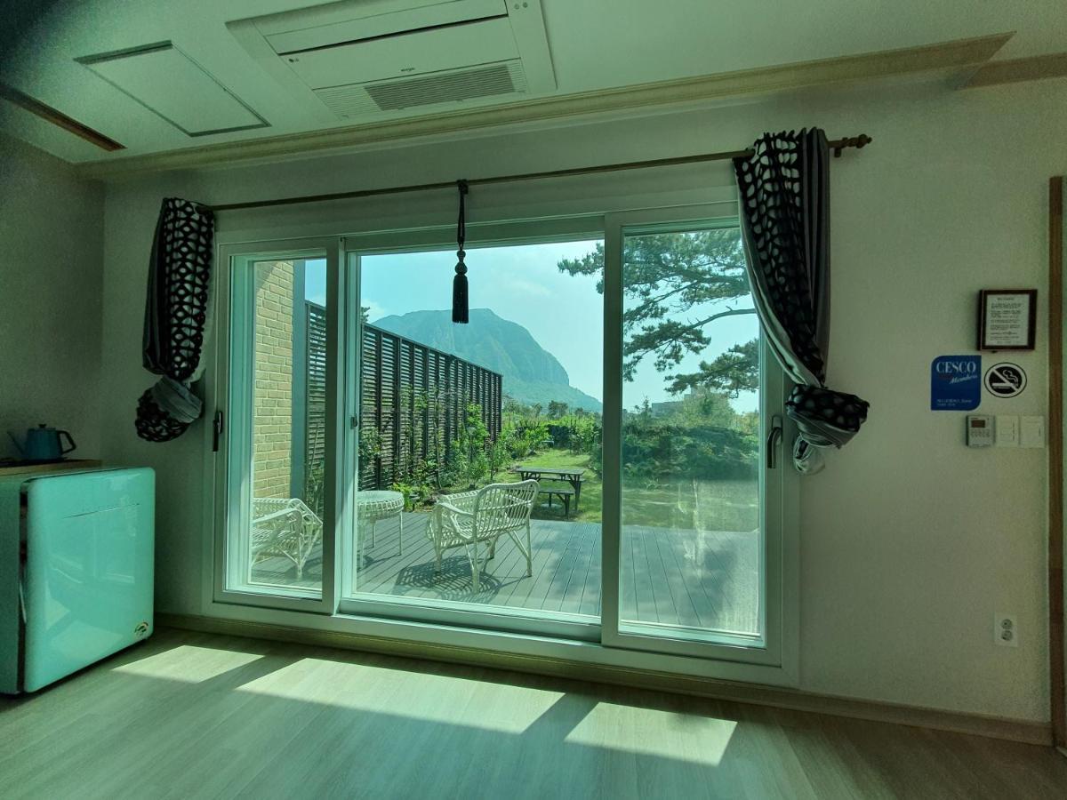 Wind Jeju Cafe & Pension Сеогвипо Екстериор снимка